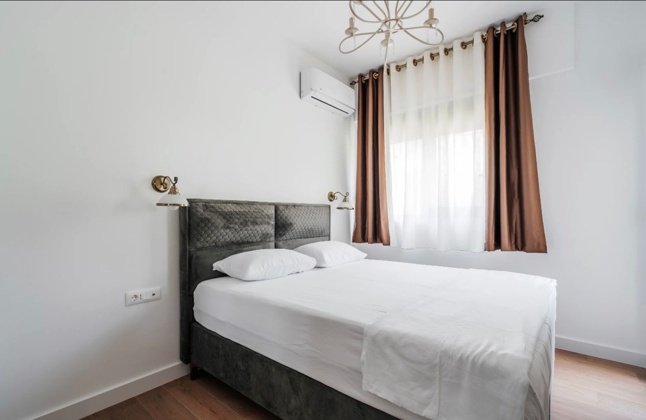 Izdavanje jednosobnog stana sa pogledom na more i garaznim mestom u luksuznom kompleksu 