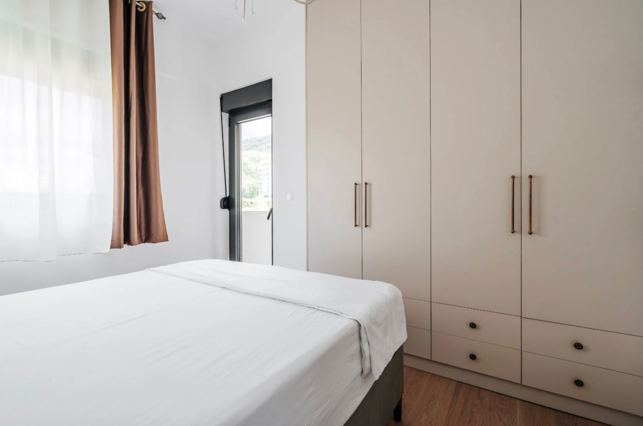 Izdavanje jednosobnog stana sa pogledom na more i garaznim mestom u luksuznom kompleksu 