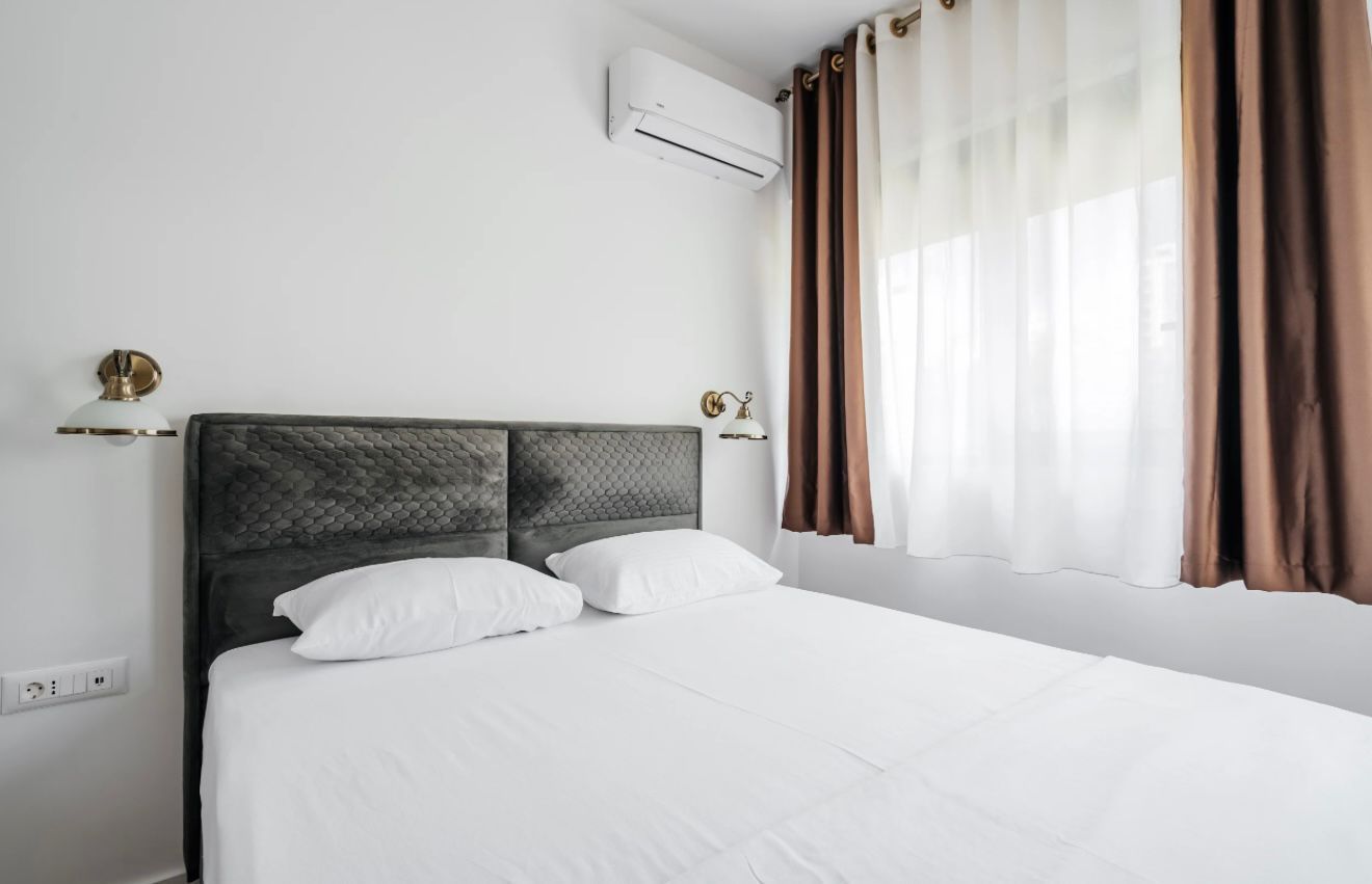 Izdavanje jednosobnog stana sa pogledom na more i garaznim mestom u luksuznom kompleksu 