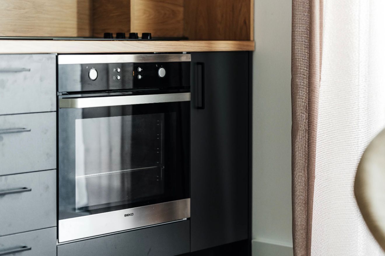 Izdavanje jednosobnog stana sa pogledom na more i garaznim mestom u luksuznom kompleksu 