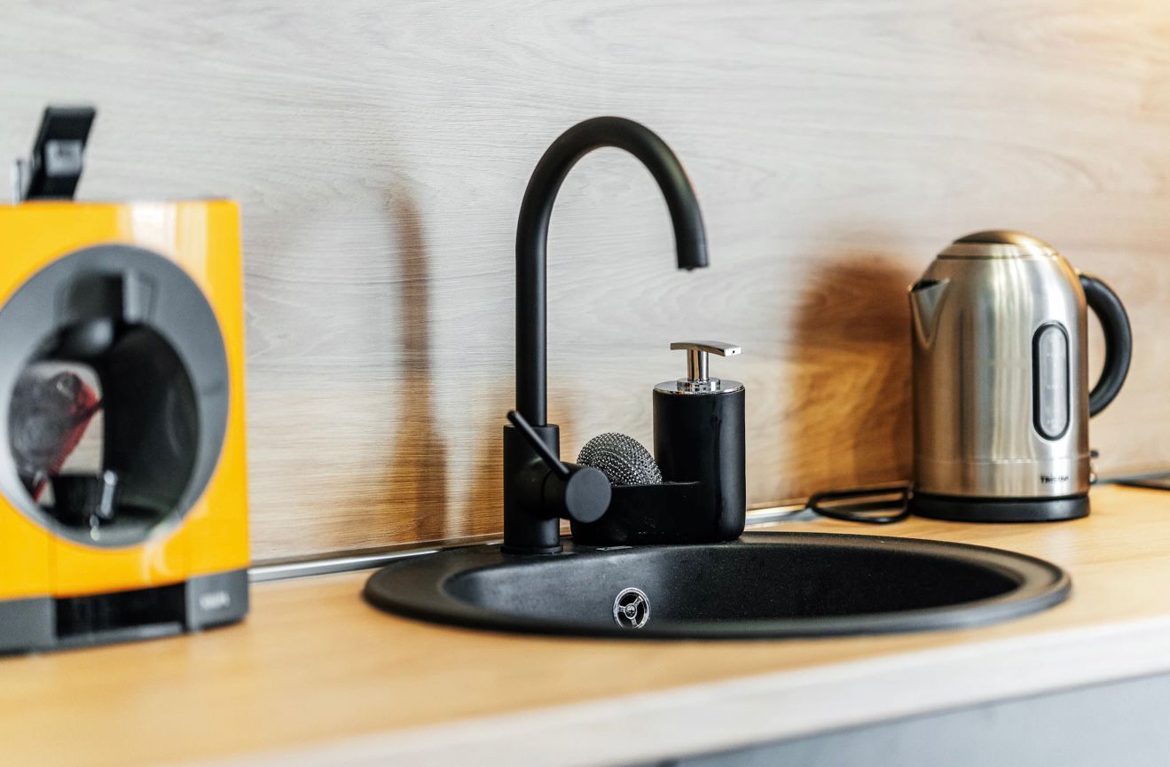 Izdavanje jednosobnog stana sa pogledom na more i garaznim mestom u luksuznom kompleksu 