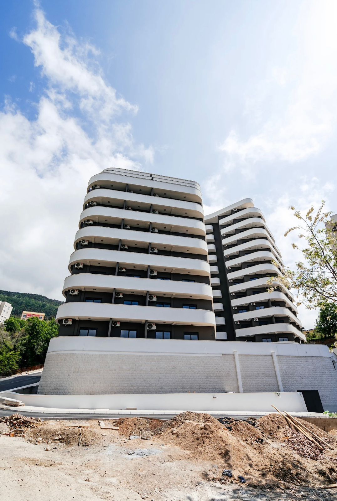 Izdavanje jednosobnog stana sa pogledom na more i garaznim mestom u luksuznom kompleksu 