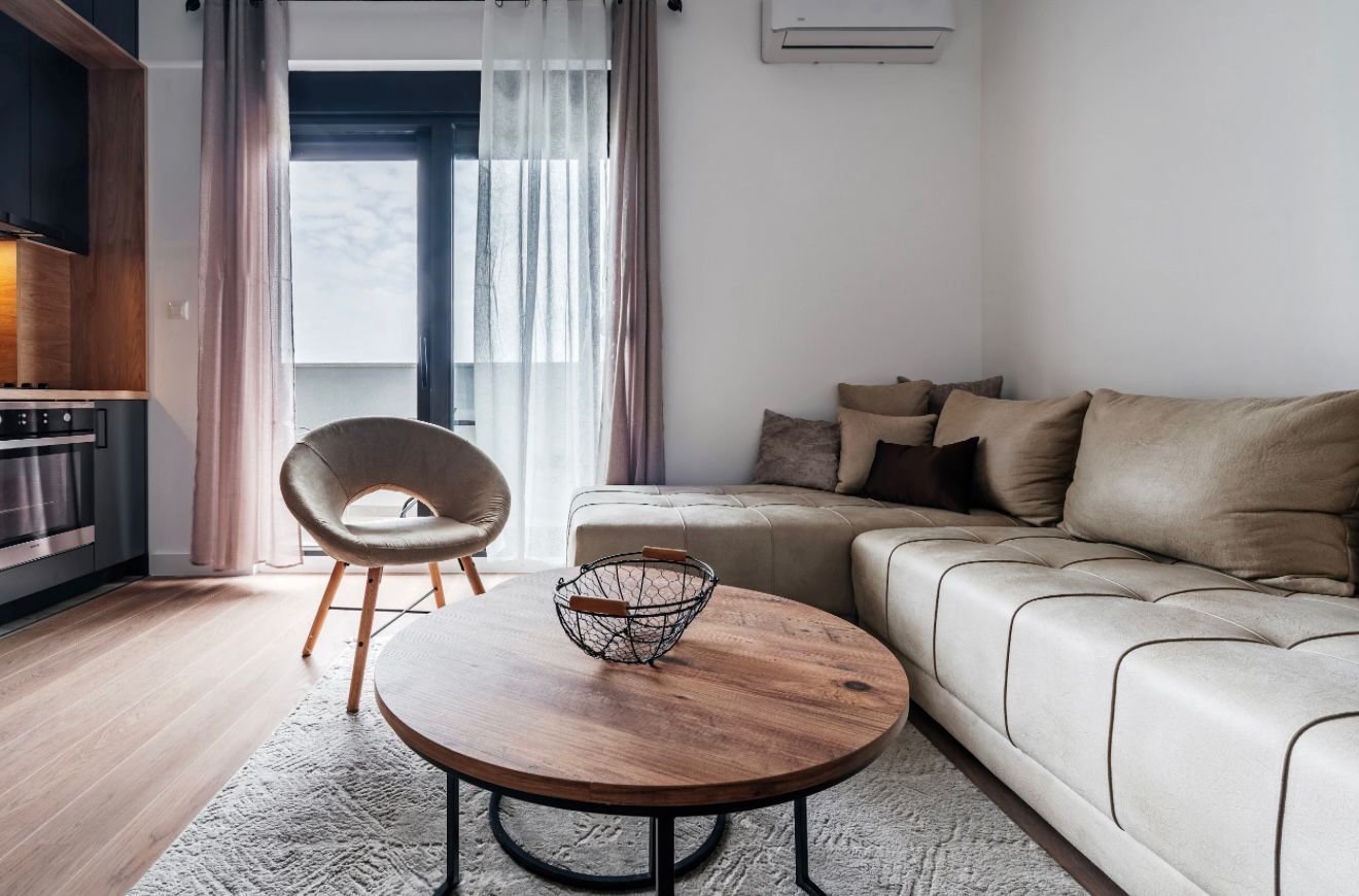 Izdavanje jednosobnog stana sa pogledom na more i garaznim mestom u luksuznom kompleksu 