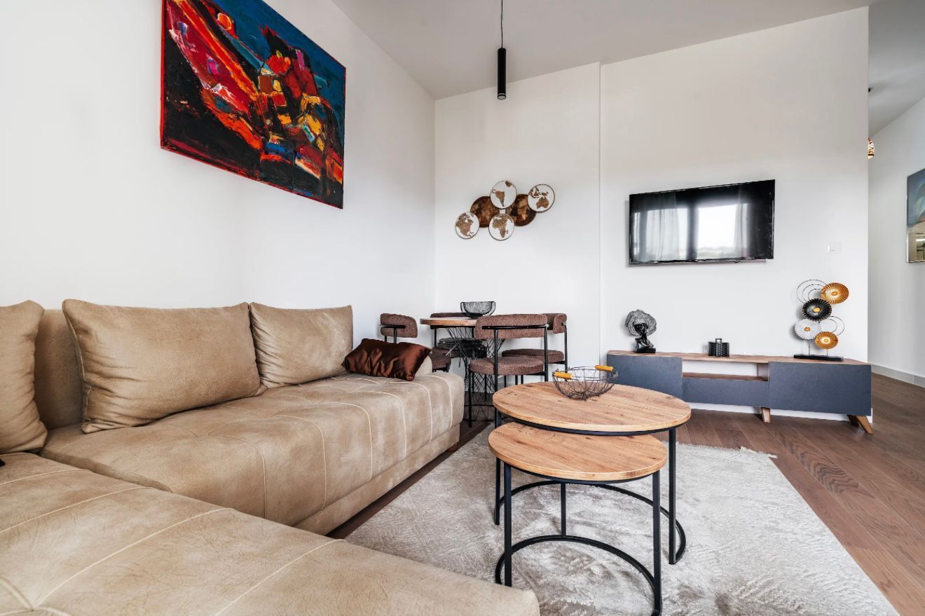 Izdavanje jednosobnog stana sa pogledom na more i garaznim mestom u luksuznom kompleksu 