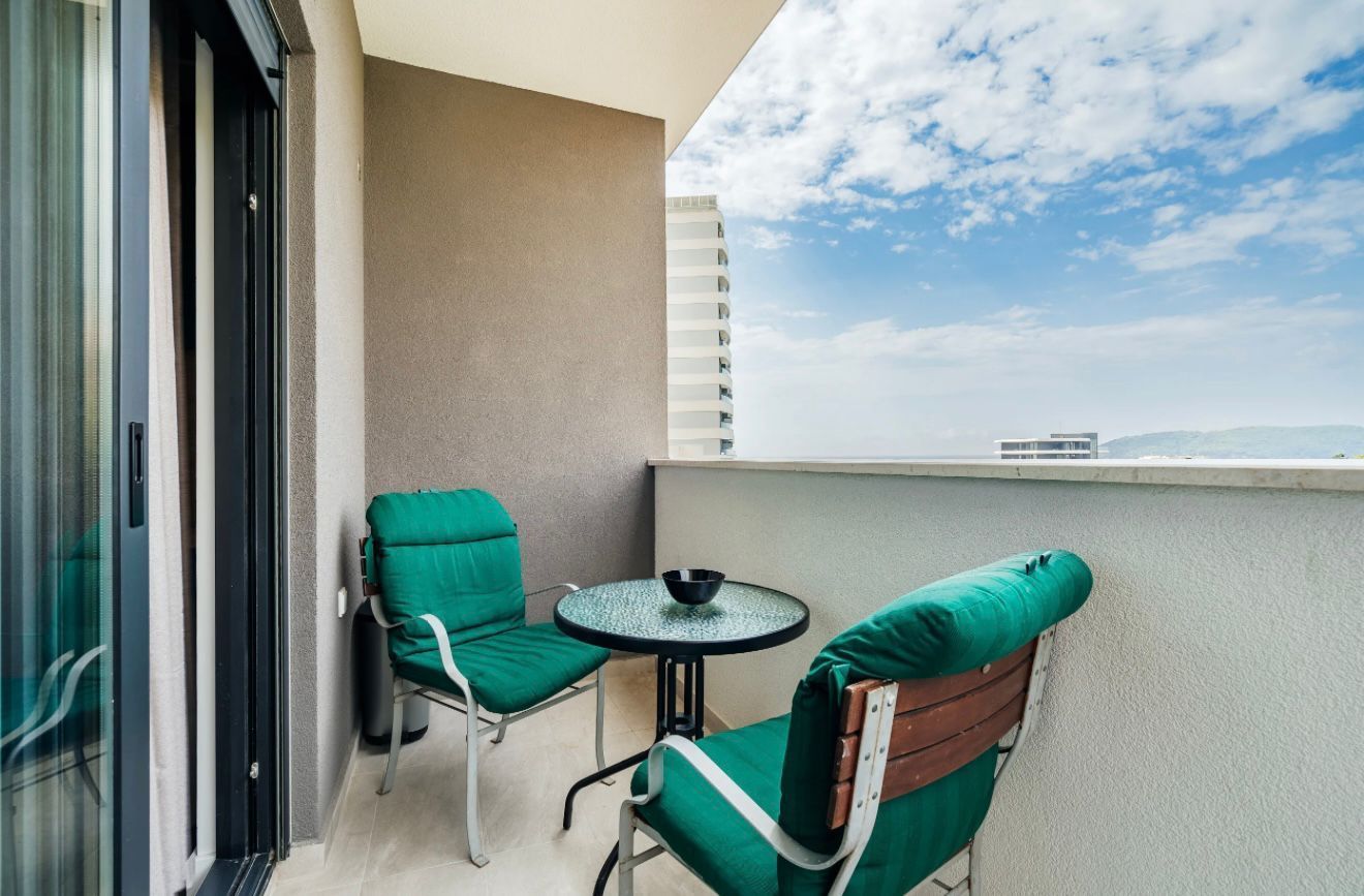 Izdavanje jednosobnog stana sa pogledom na more i garaznim mestom u luksuznom kompleksu 