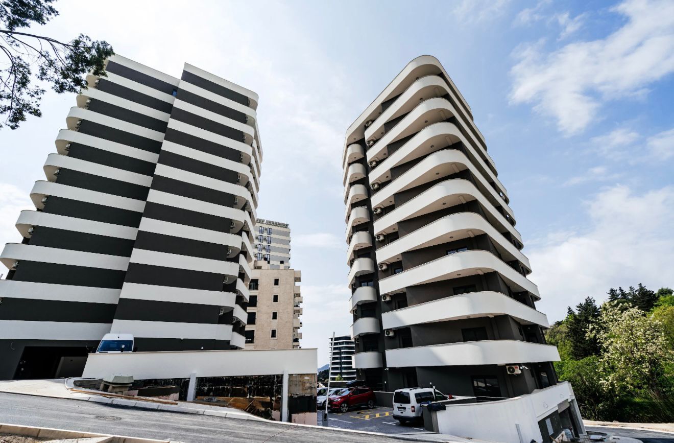 Izdavanje jednosobnog stana sa pogledom na more i garaznim mestom u luksuznom kompleksu 