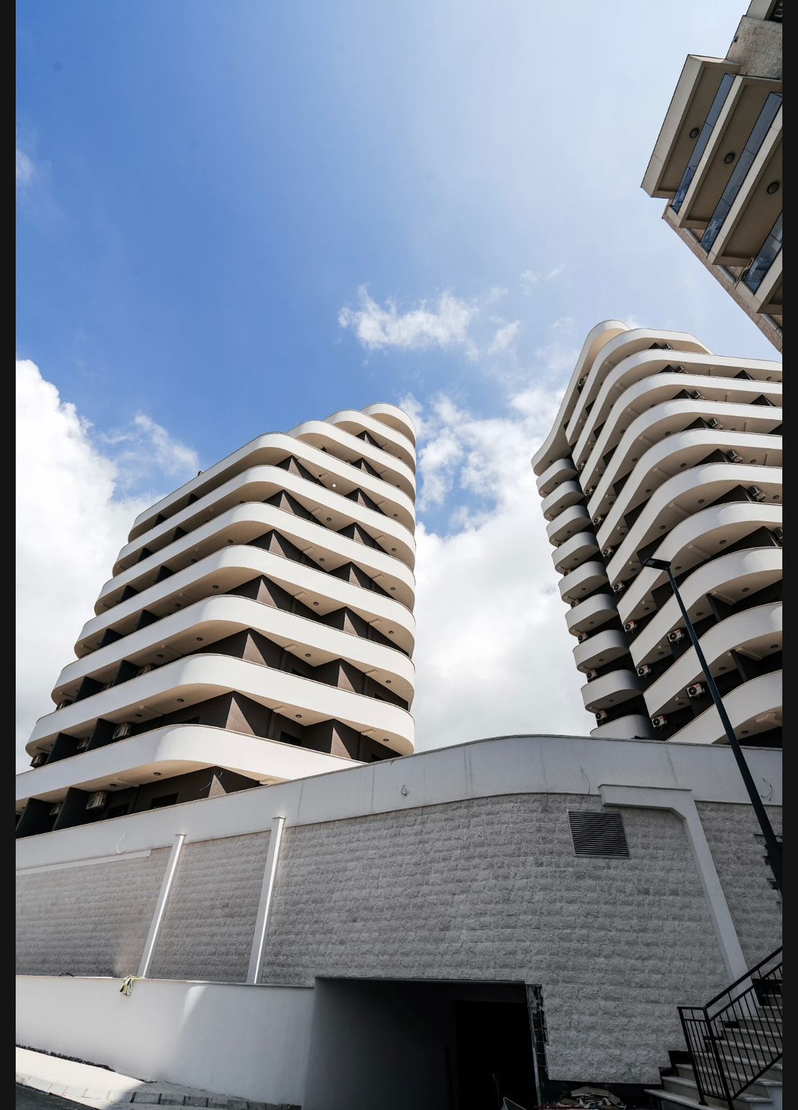 Izdavanje jednosobnog stana sa pogledom na more i garaznim mestom u luksuznom kompleksu 