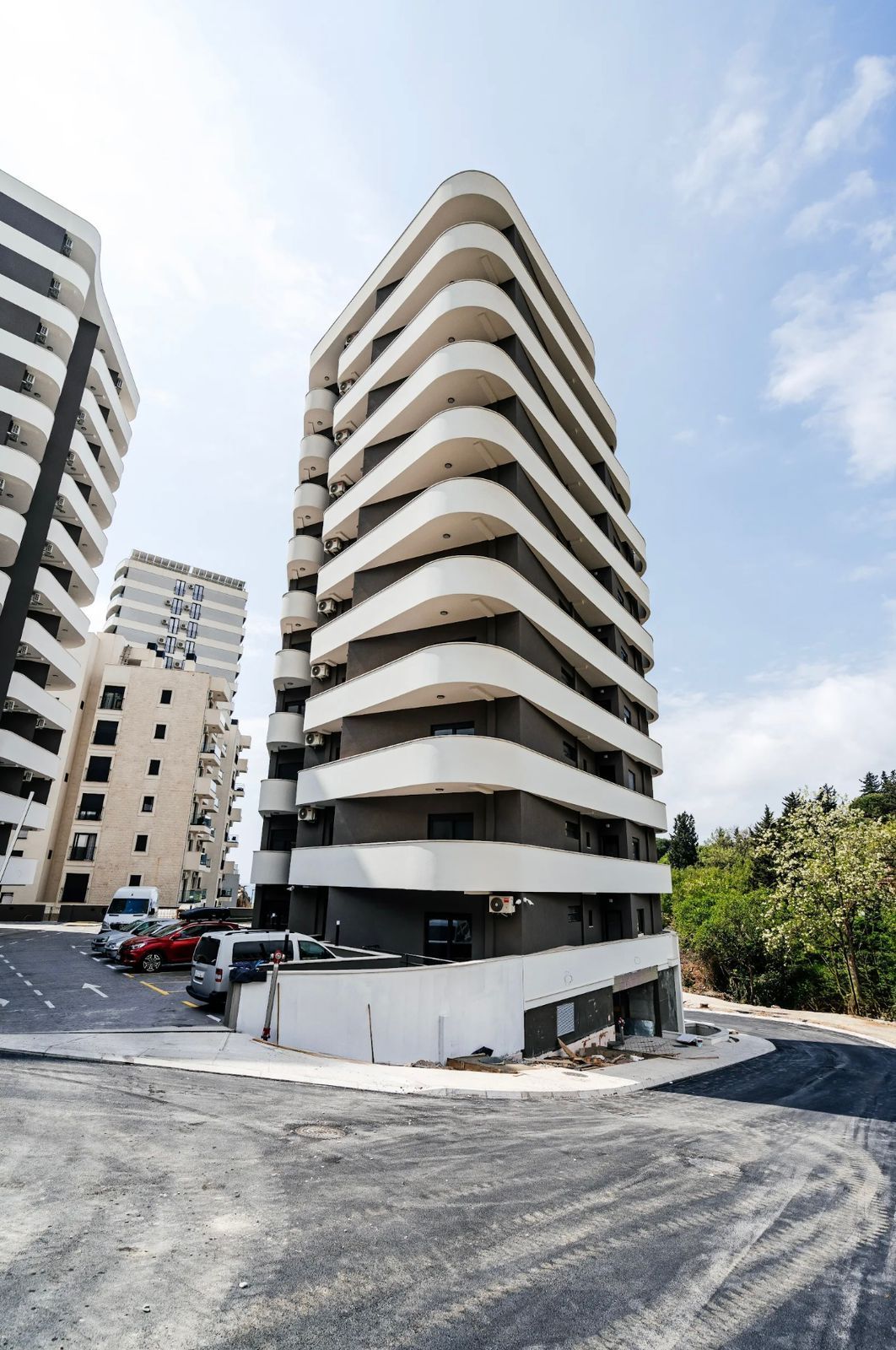 Izdavanje jednosobnog stana sa pogledom na more i garaznim mestom u luksuznom kompleksu 