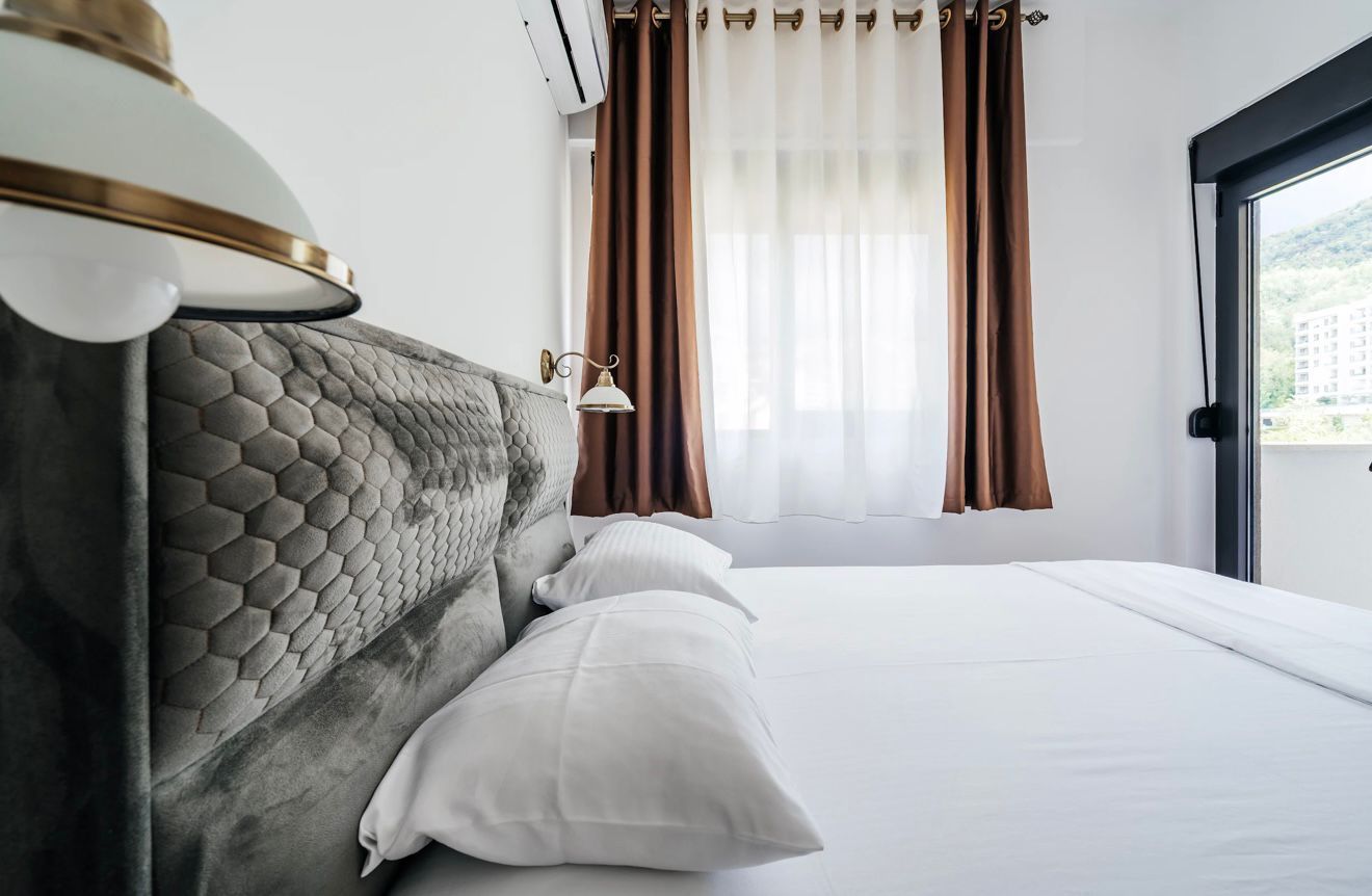 Izdavanje jednosobnog stana sa pogledom na more i garaznim mestom u luksuznom kompleksu 