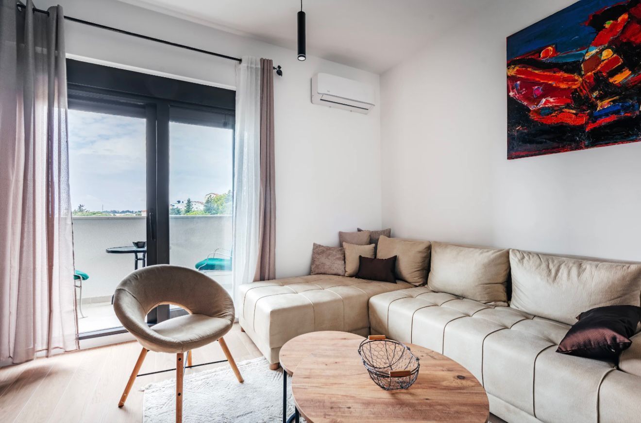 Izdavanje jednosobnog stana sa pogledom na more i garaznim mestom u luksuznom kompleksu 