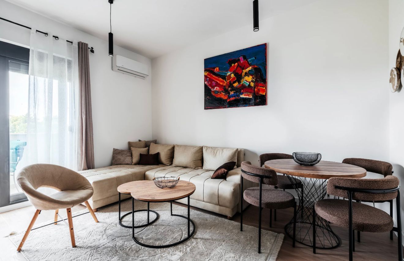 Izdavanje jednosobnog stana sa pogledom na more i garaznim mestom u luksuznom kompleksu 