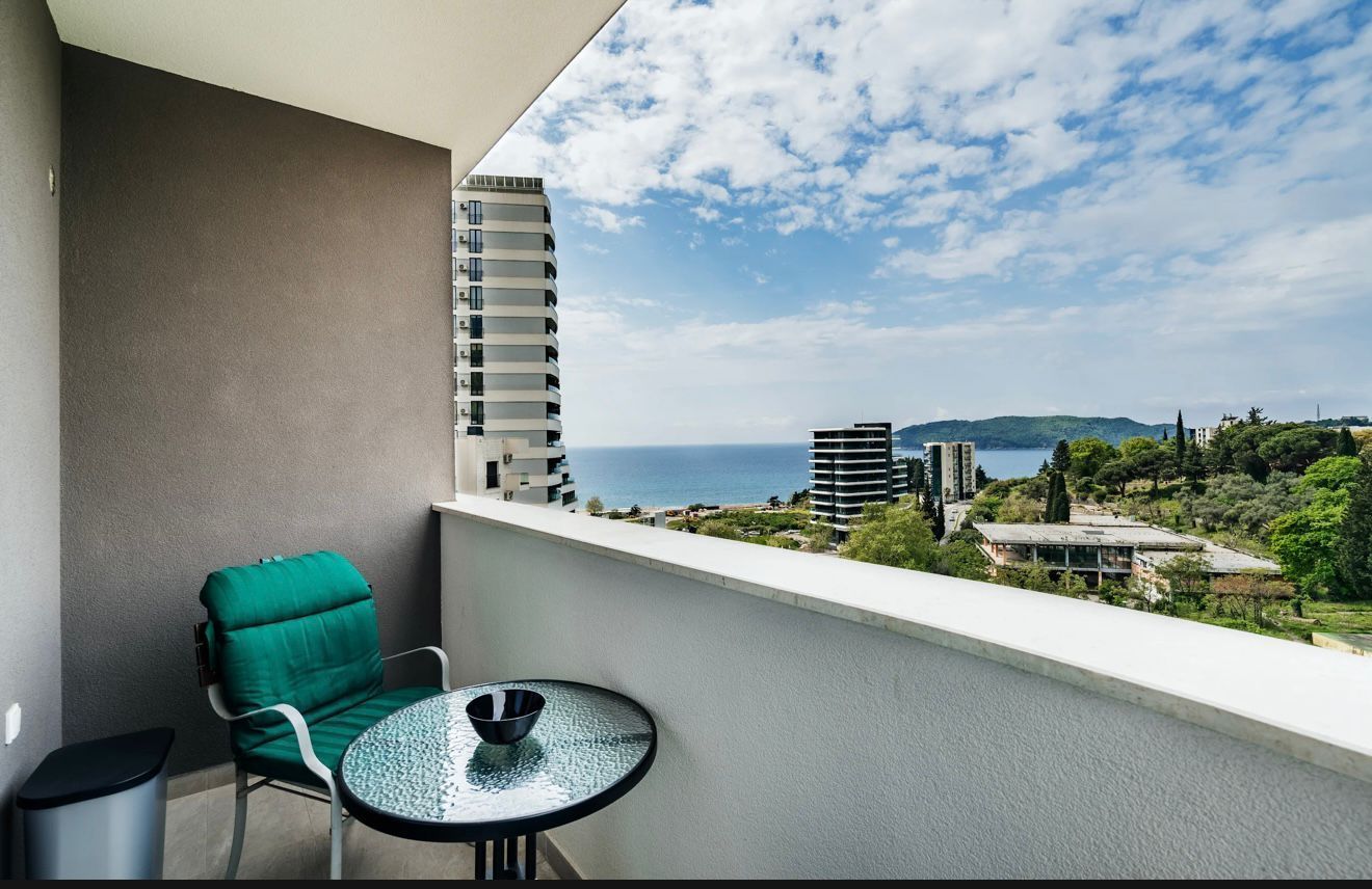 Izdavanje jednosobnog stana sa pogledom na more i garaznim mestom u luksuznom kompleksu 