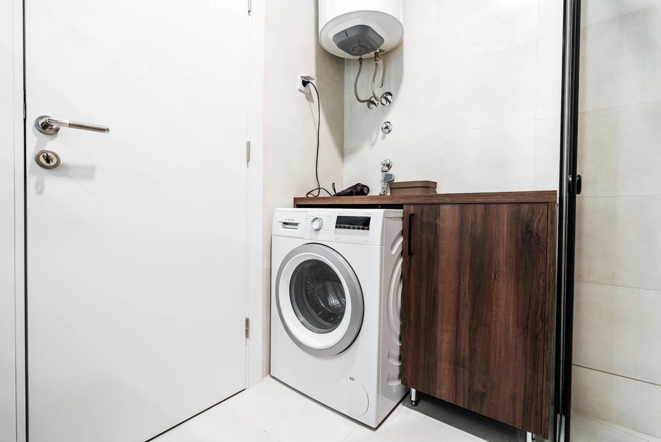 Izdavanje jednosobnog stana sa pogledom na more i garaznim mestom u luksuznom kompleksu 