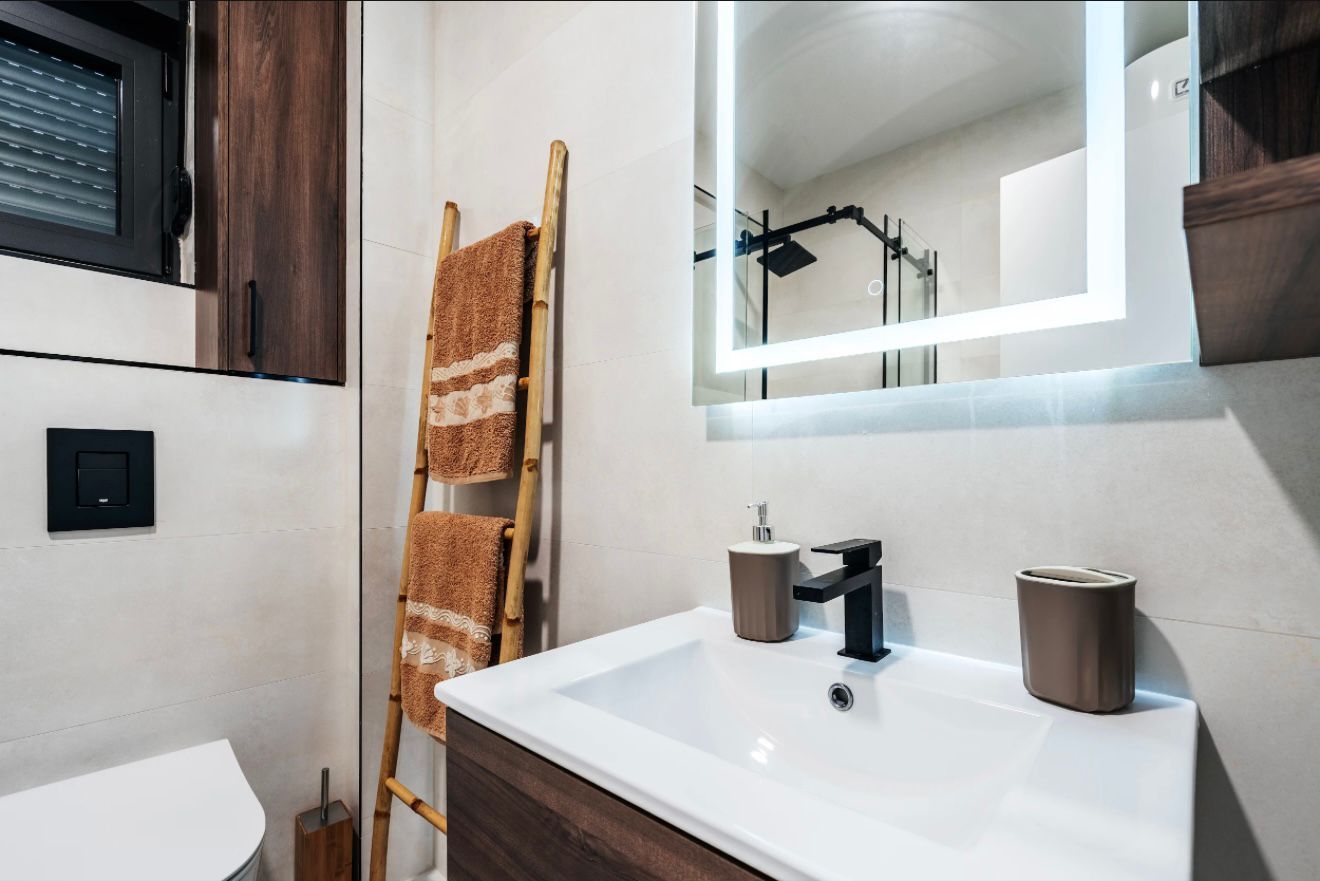 Izdavanje jednosobnog stana sa pogledom na more i garaznim mestom u luksuznom kompleksu 