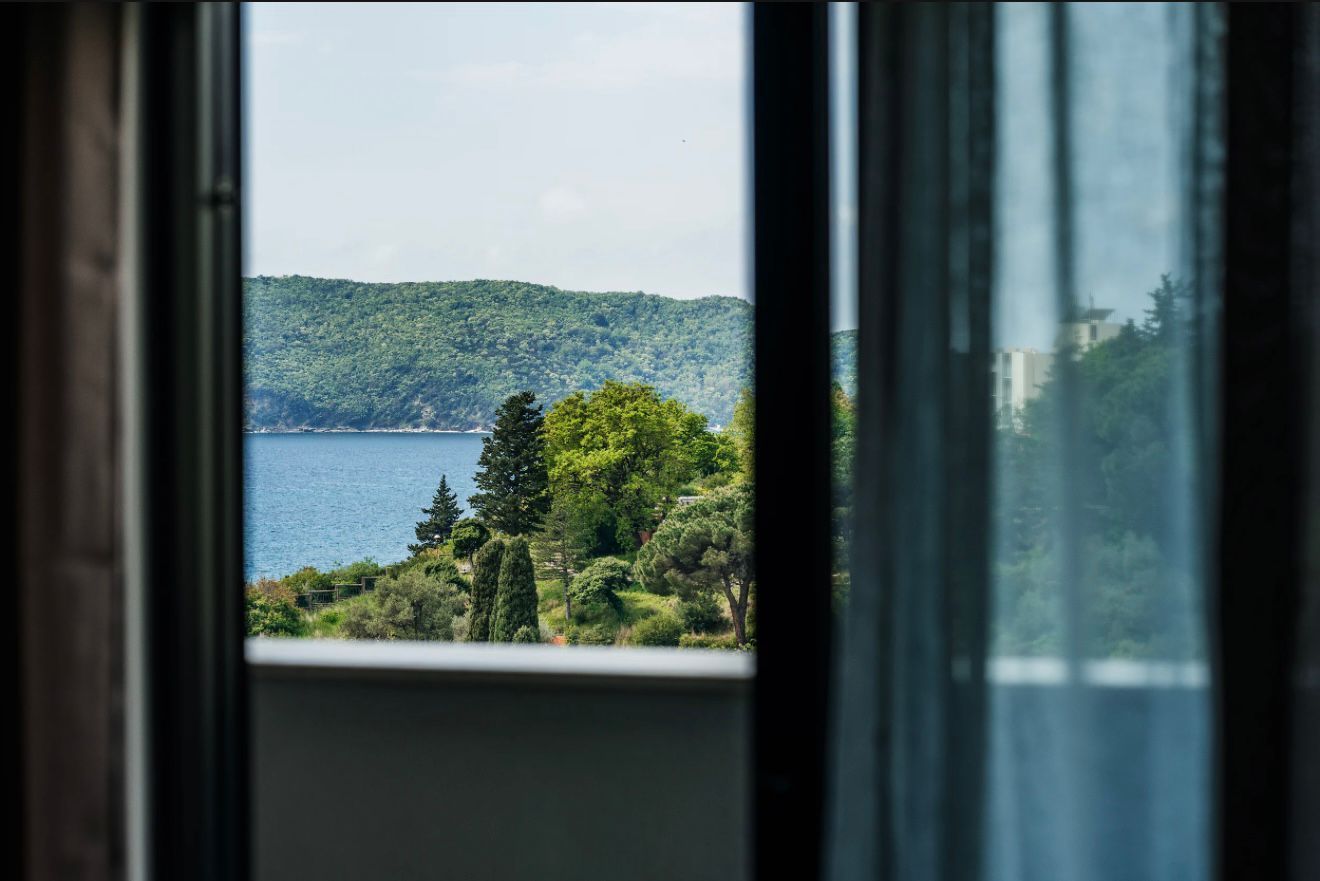 Izdavanje jednosobnog stana sa pogledom na more i garaznim mestom u luksuznom kompleksu 