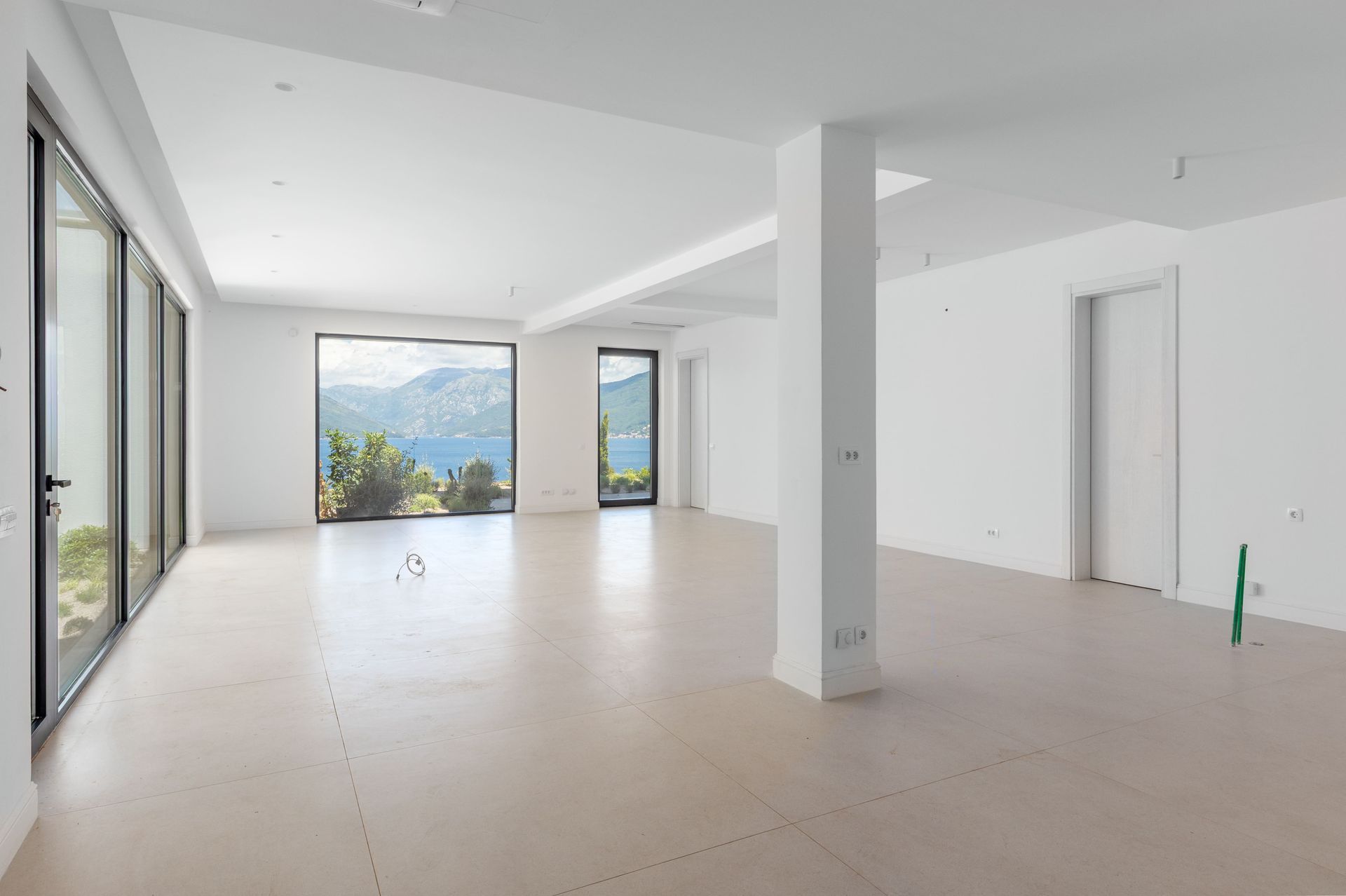 Prodaja luksuzne vile 328 m² sa bazenom i panoramskim pogledom na more –Krašići, Tivat - Amfora Real Estate