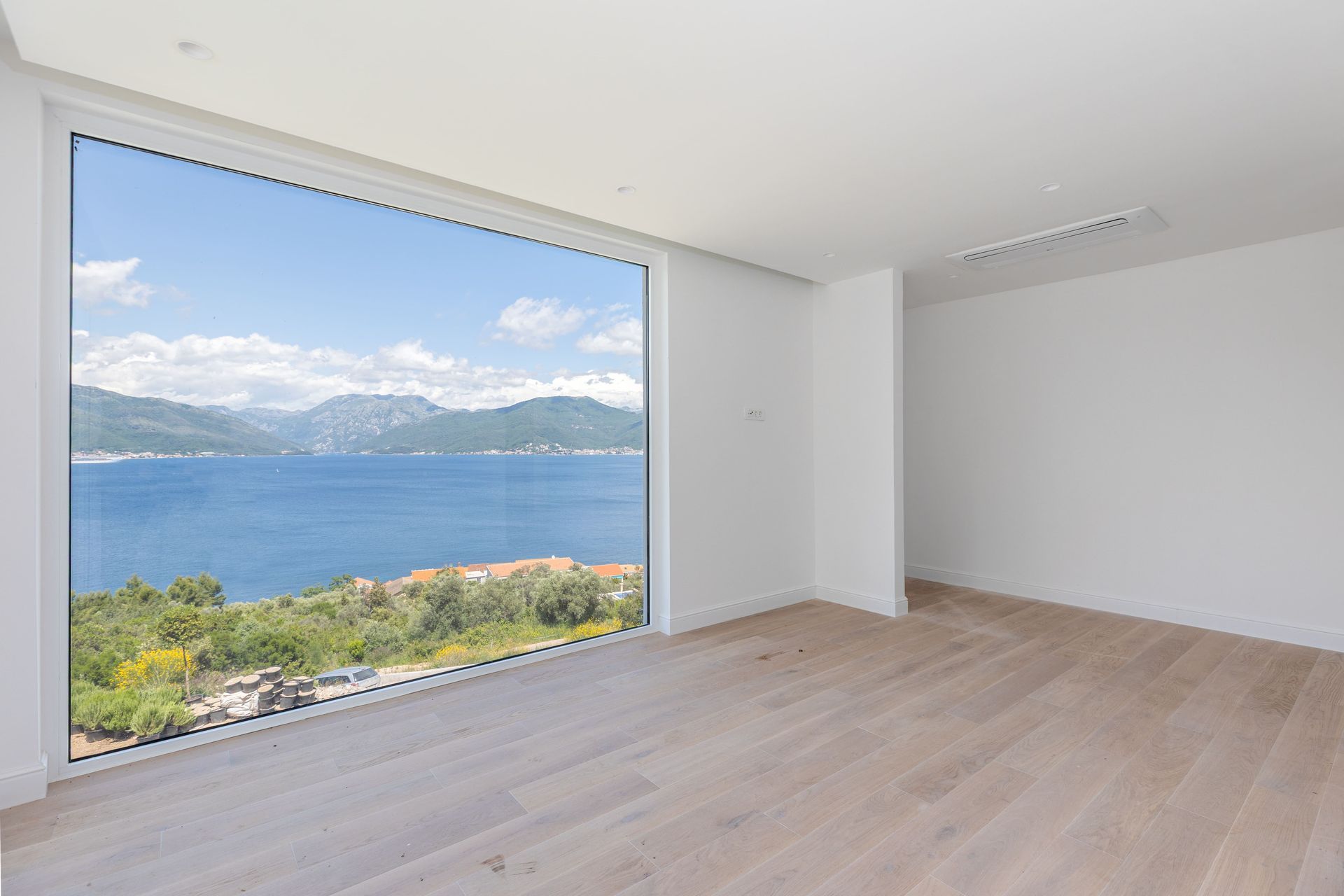 Prodaja luksuzne vile 328 m² sa bazenom i panoramskim pogledom na more –Krašići, Tivat - Amfora Real Estate