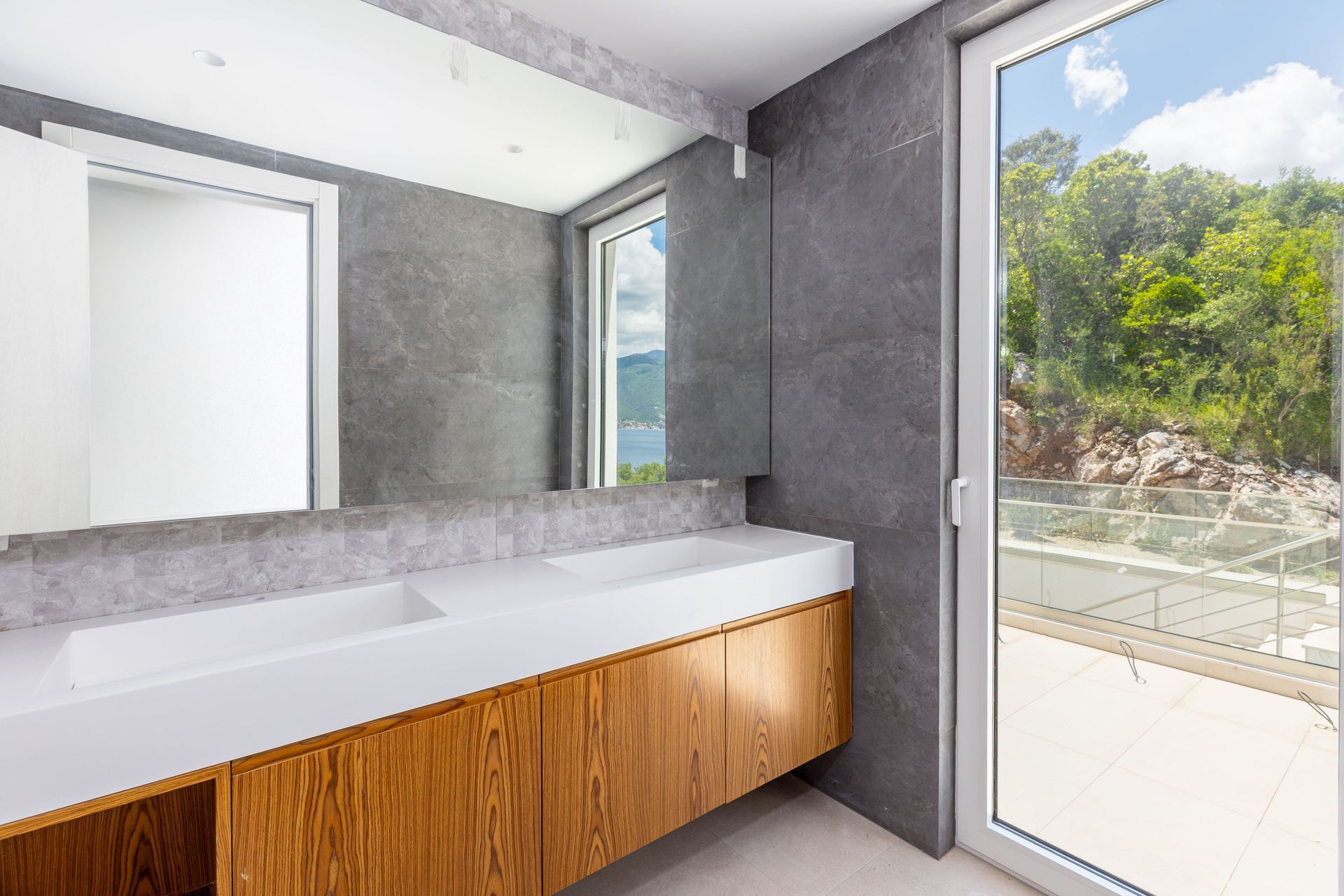 Prodaja luksuzne vile 328 m² sa bazenom i panoramskim pogledom na more –Krašići, Tivat - Amfora Real Estate