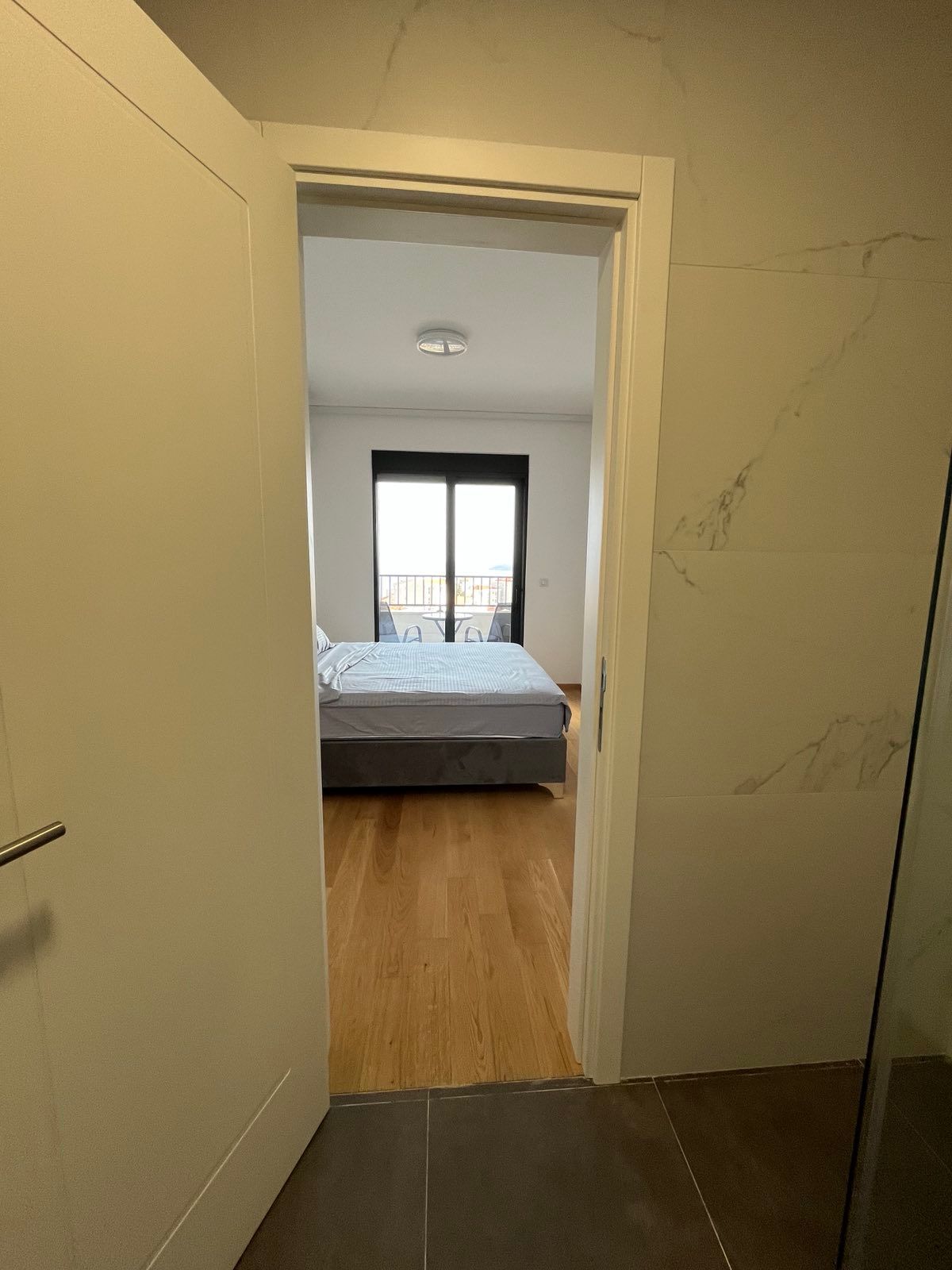 Izdavanje dvosobnog stana 71m2 sa pogledom na more i garaznim mestom u Becicima (izdavanje na duzi period) - Amfora Real Estate