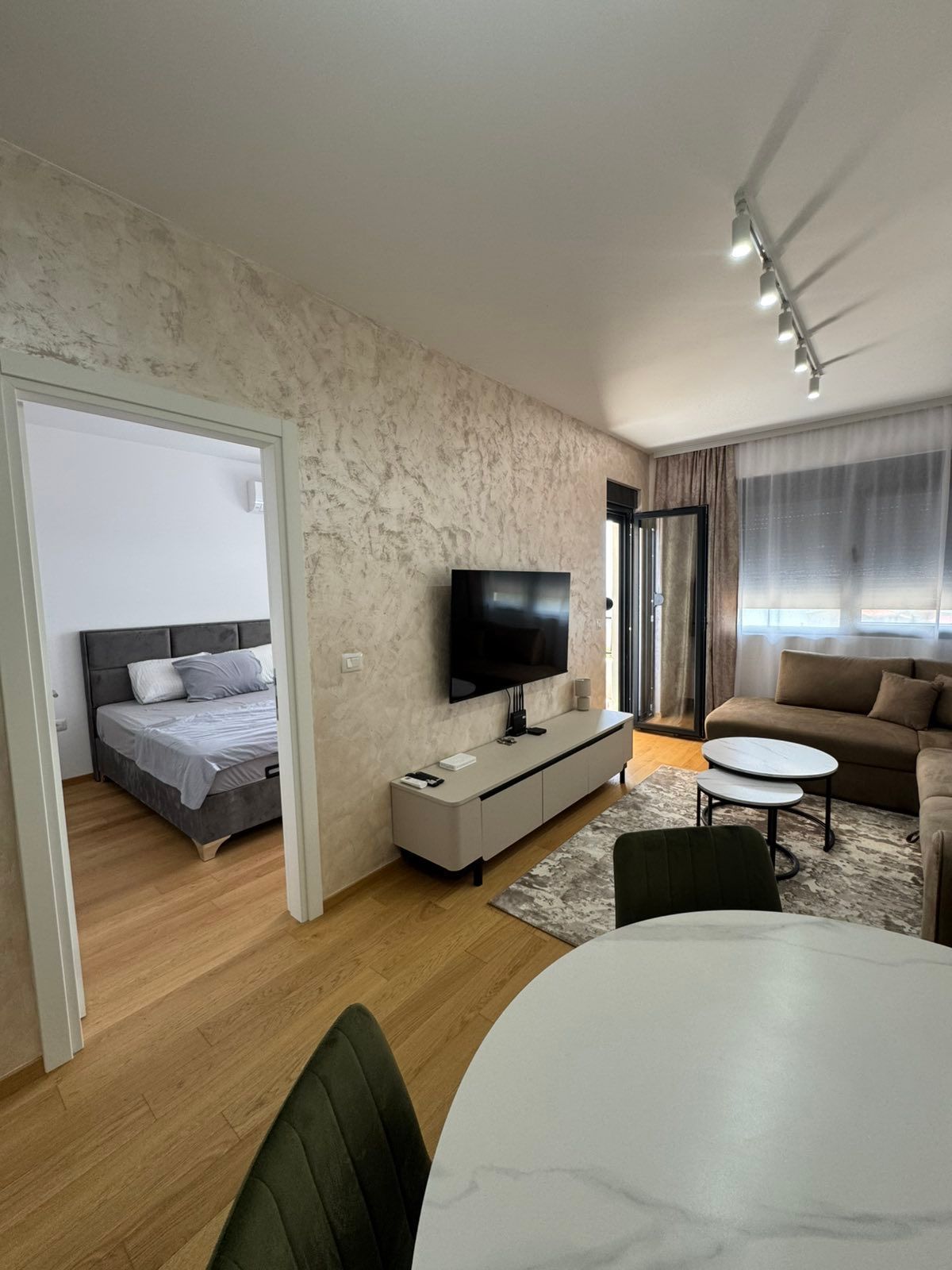 Izdavanje dvosobnog stana 71m2 sa pogledom na more i garaznim mestom u Becicima (izdavanje na duzi period) - Amfora Real Estate