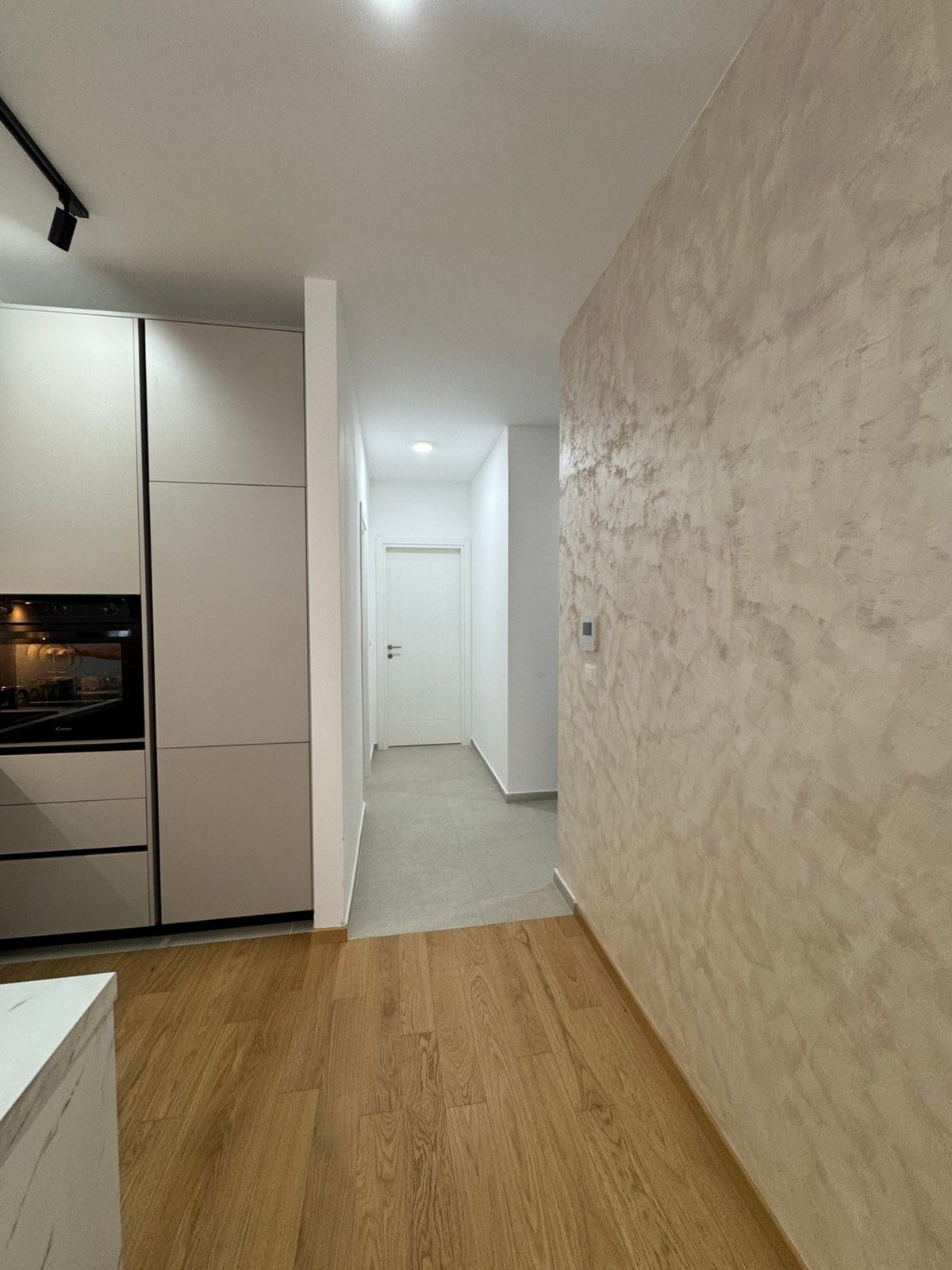 Izdavanje dvosobnog stana 71m2 sa pogledom na more i garaznim mestom u Becicima (izdavanje na duzi period) - Amfora Real Estate