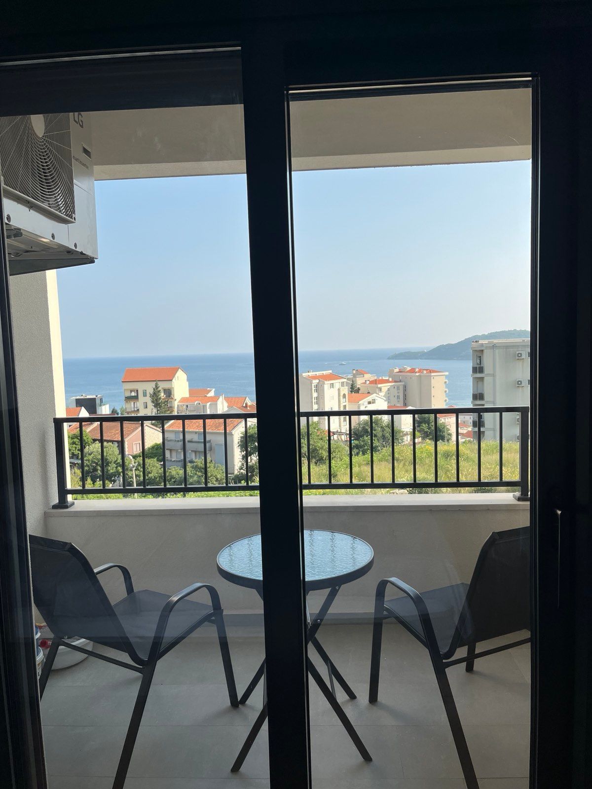 Izdavanje dvosobnog stana 71m2 sa pogledom na more i garaznim mestom u Becicima (izdavanje na duzi period) - Amfora Real Estate