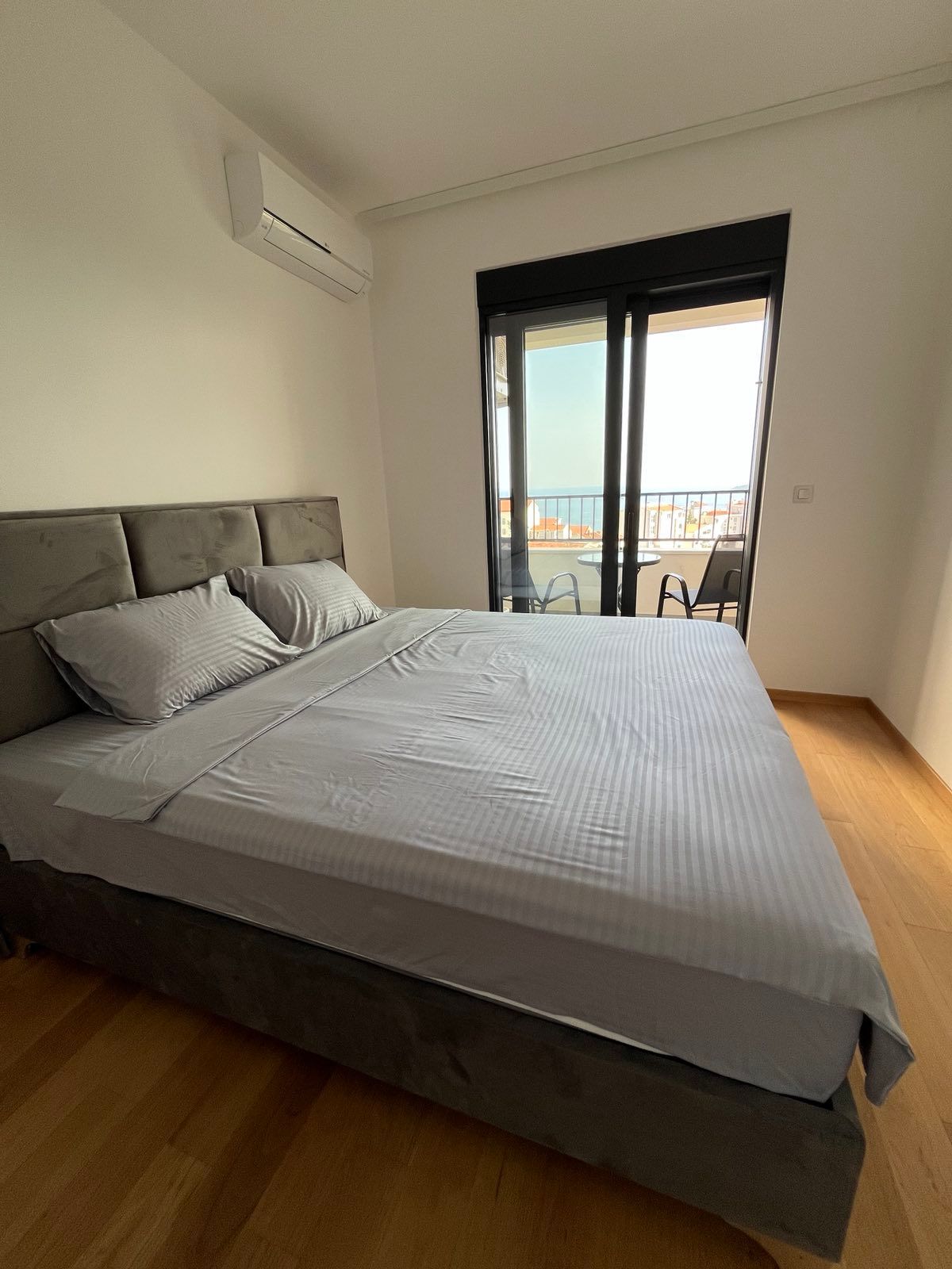 Izdavanje dvosobnog stana 71m2 sa pogledom na more i garaznim mestom u Becicima (izdavanje na duzi period) - Amfora Real Estate