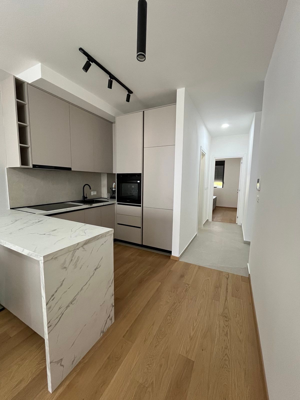 Izdavanje dvosobnog stana 71m2 sa pogledom na more i garaznim mestom u Becicima (izdavanje na duzi period) - Amfora Real Estate