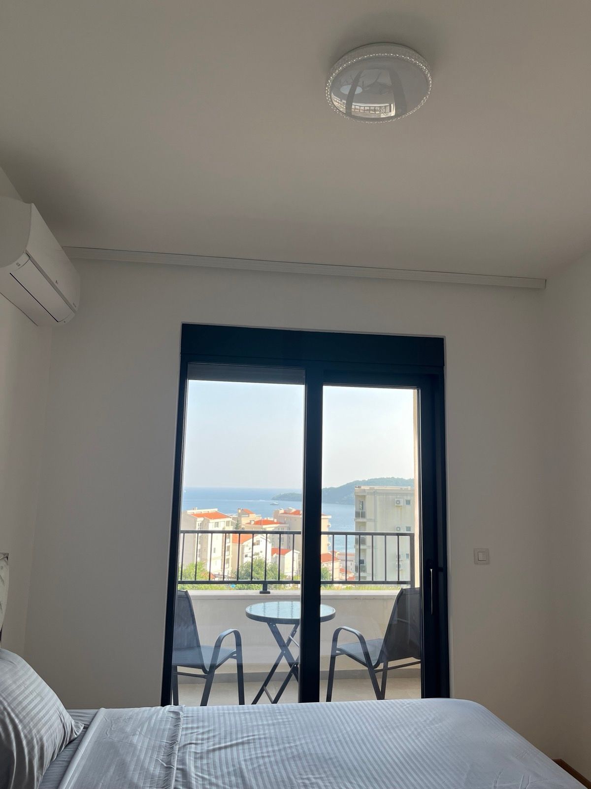 Izdavanje dvosobnog stana 71m2 sa pogledom na more i garaznim mestom u Becicima (izdavanje na duzi period) - Amfora Real Estate