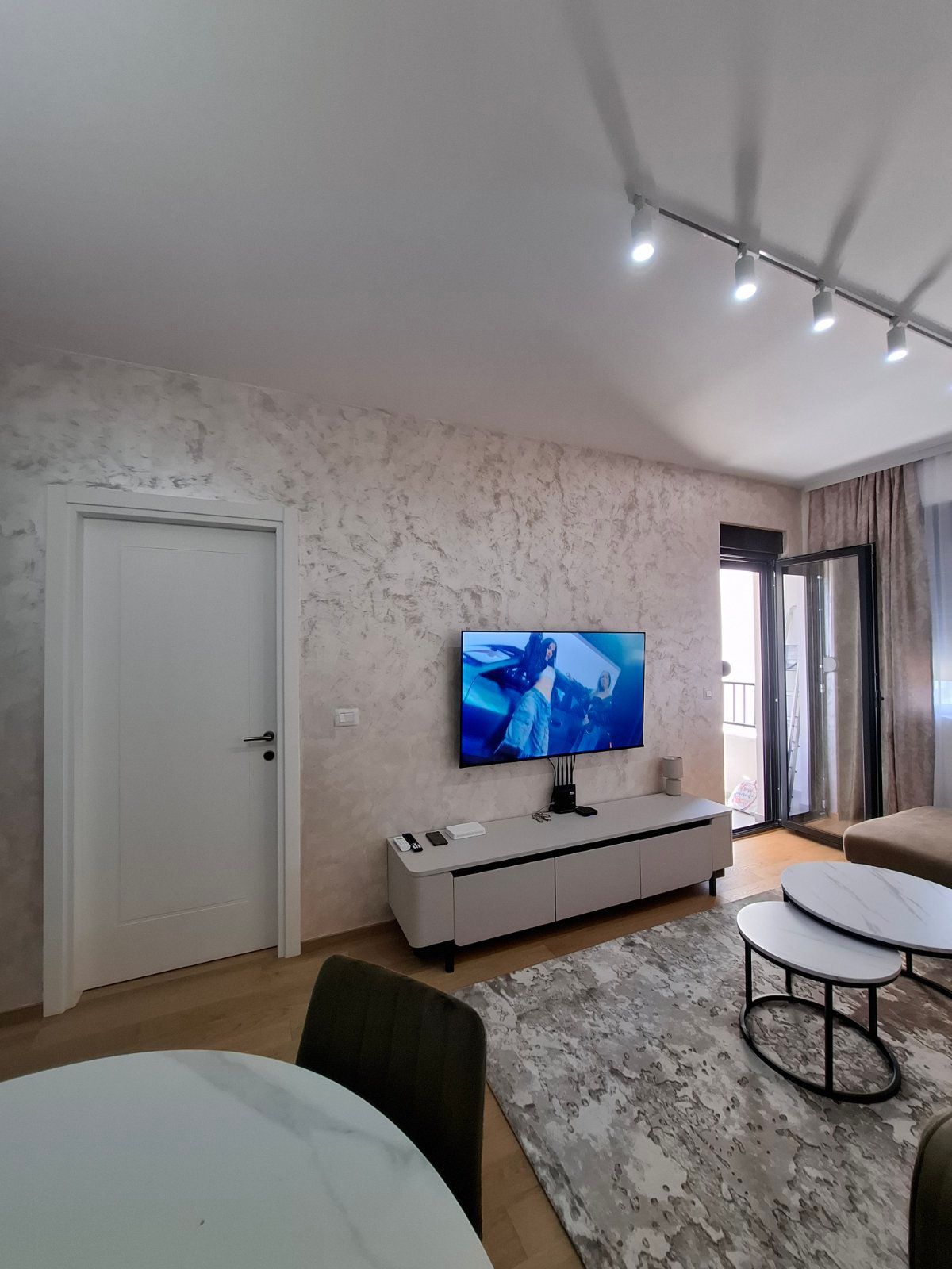 Izdavanje dvosobnog stana 71m2 sa pogledom na more i garaznim mestom u Becicima (izdavanje na duzi period) - Amfora Real Estate