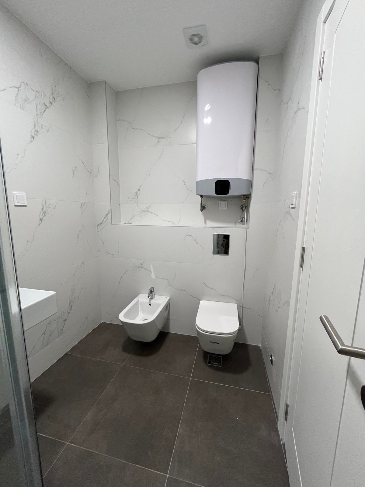 Izdavanje dvosobnog stana 71m2 sa pogledom na more i garaznim mestom u Becicima (izdavanje na duzi period) - Amfora Real Estate