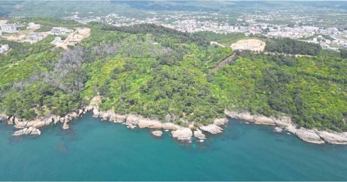 Ekskluzivna investiciona prilika — Urbanizovano zemljište od 22.800 m² sa pogledom na more u Ulcinju, idealno za izgradnju luksuznog turističkog kompleksa - Amfora Real Estate