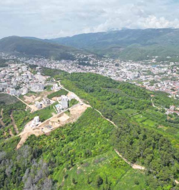 Ekskluzivna investiciona prilika — Urbanizovano zemljište od 22.800 m² sa pogledom na more u Ulcinju, idealno za izgradnju luksuznog turističkog kompleksa - Amfora Real Estate