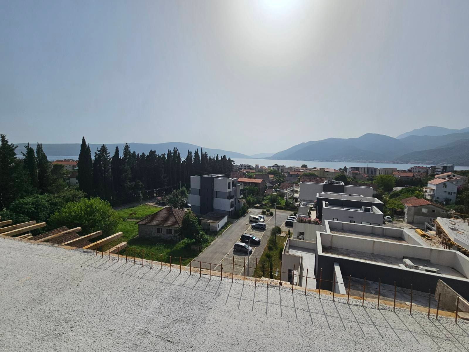 Prodaja dvosobnog stana 52 m² sa panoramskim pogledom na more – Seljanovo, Tivat | Završetak radova mart 2026 - Amfora Real Estate