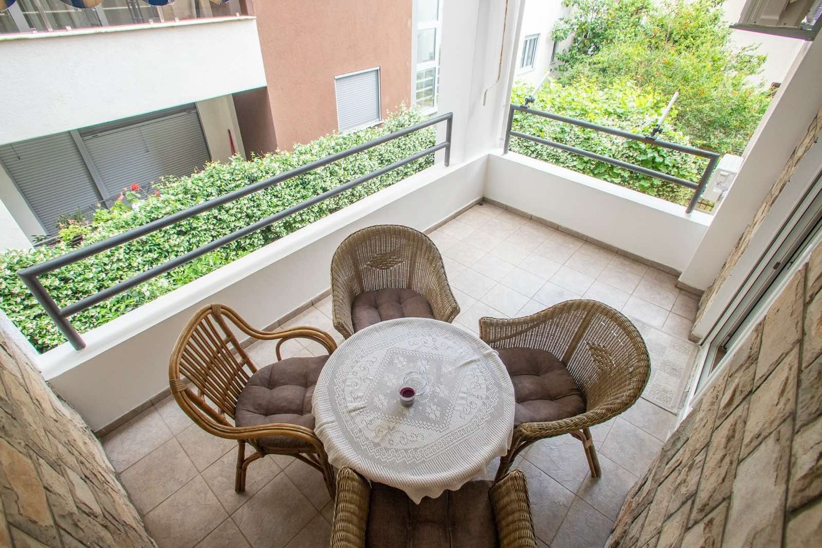 Prodaja dvosobnog stana 72 m² – Centar Budve, 150 m od mora - Amfora Real Estate