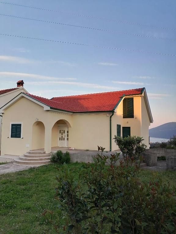 Izdavanje –komforna kuća sa panoramskim pogledom na more , Herceg Novi (na duzi period) - Amfora Real Estate