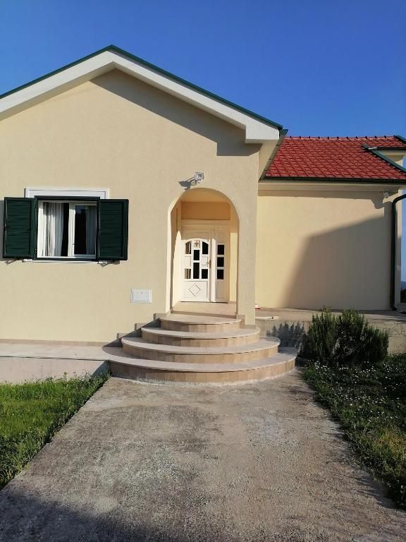 Izdavanje –komforna kuća sa panoramskim pogledom na more , Herceg Novi (na duzi period) - Amfora Real Estate