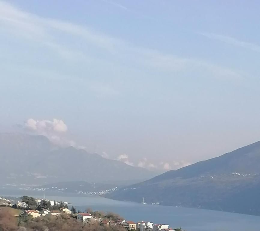 Izdavanje –komforna kuća sa panoramskim pogledom na more , Herceg Novi (na duzi period) - Amfora Real Estate