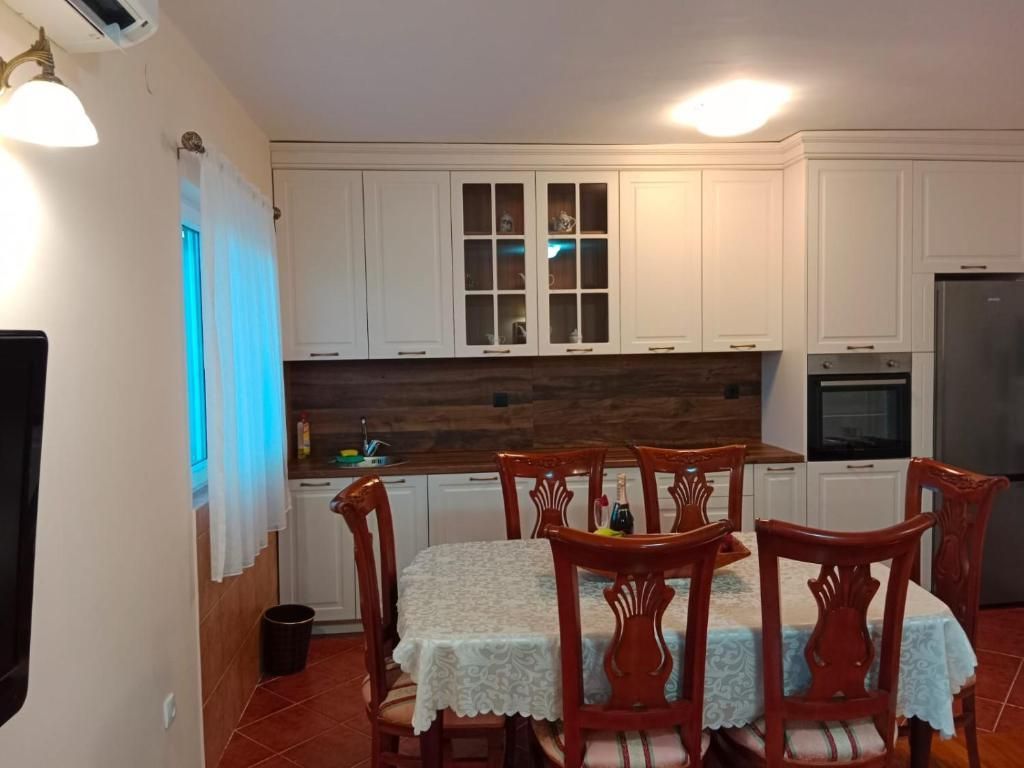 Izdavanje –komforna kuća sa panoramskim pogledom na more , Herceg Novi (na duzi period) - Amfora Real Estate