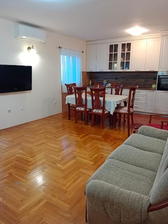 Izdavanje –komforna kuća sa panoramskim pogledom na more , Herceg Novi (na duzi period) - Amfora Real Estate