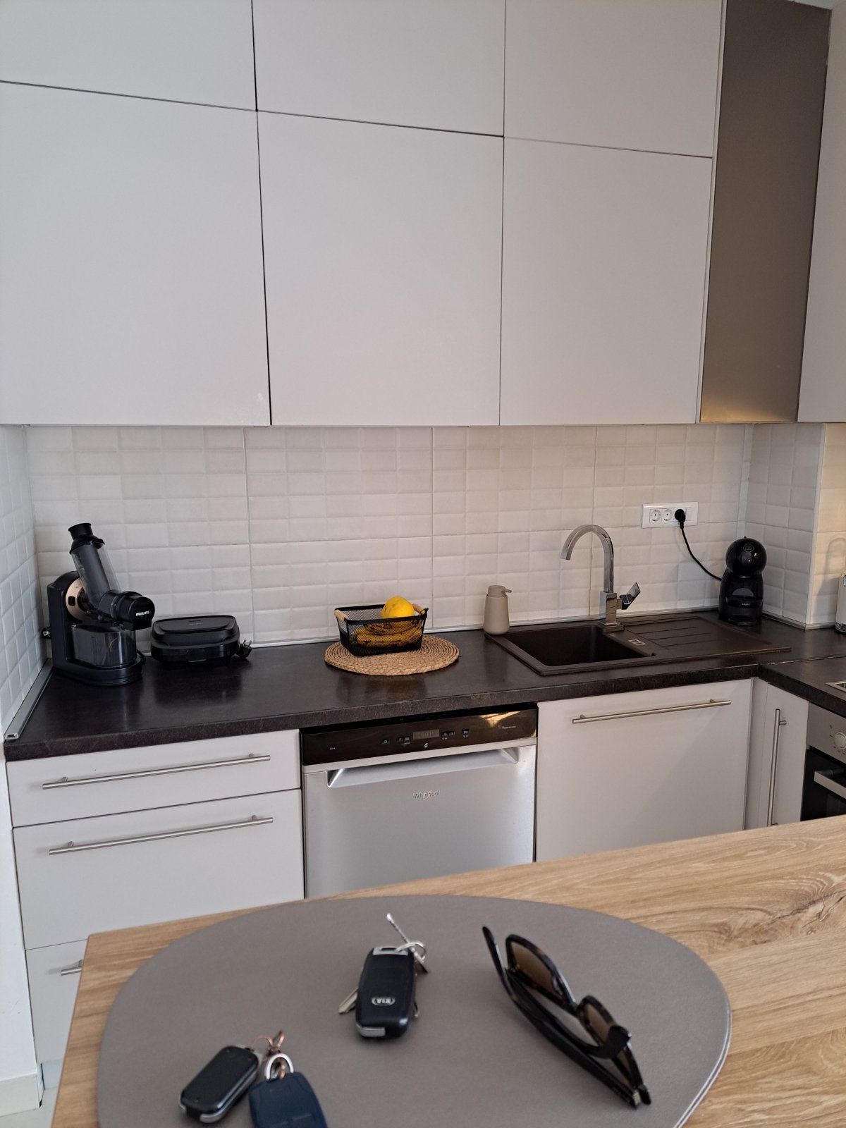 Prodaja – Moderan i prostran trosoban stan 85 m² sa privatnim parkingom, u centru Budve (Rozino, zgrada Okov) - Amfora Real Estate