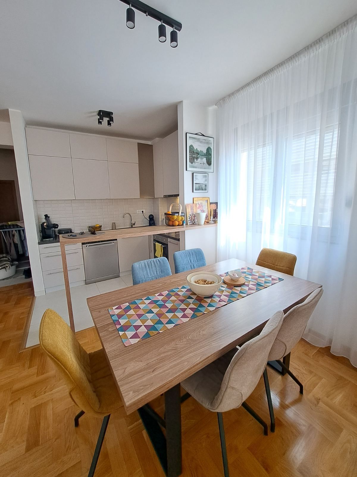 Prodaja – Moderan i prostran trosoban stan 85 m² sa privatnim parkingom, u centru Budve (Rozino, zgrada Okov) - Amfora Real Estate
