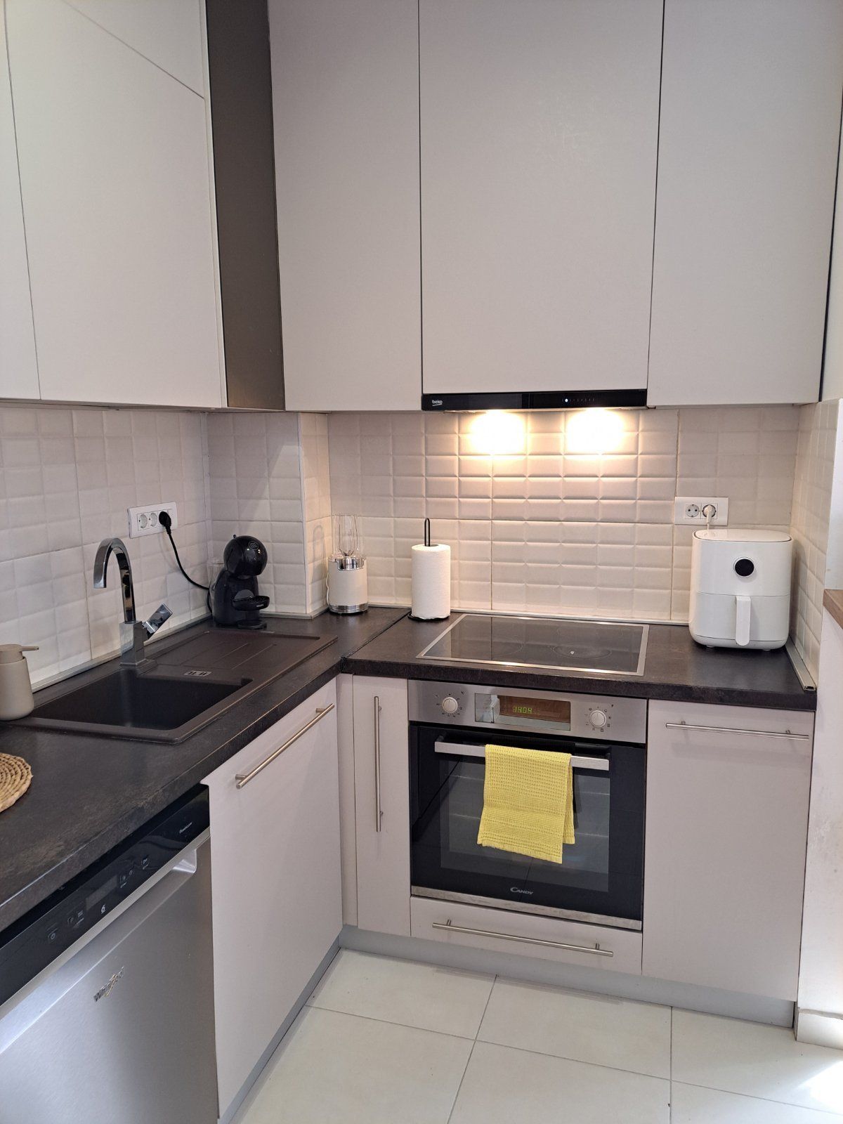 Prodaja – Moderan i prostran trosoban stan 85 m² sa privatnim parkingom, u centru Budve (Rozino, zgrada Okov) - Amfora Real Estate