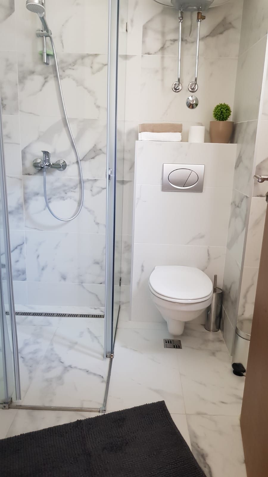 Prodaja – Moderan i prostran trosoban stan 85 m² sa privatnim parkingom, u centru Budve (Rozino, zgrada Okov) - Amfora Real Estate