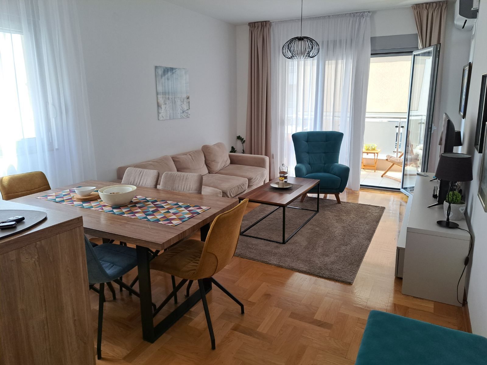 Prodaja – Moderan i prostran trosoban stan 85 m² sa privatnim parkingom, u centru Budve (Rozino, zgrada Okov) - Amfora Real Estate