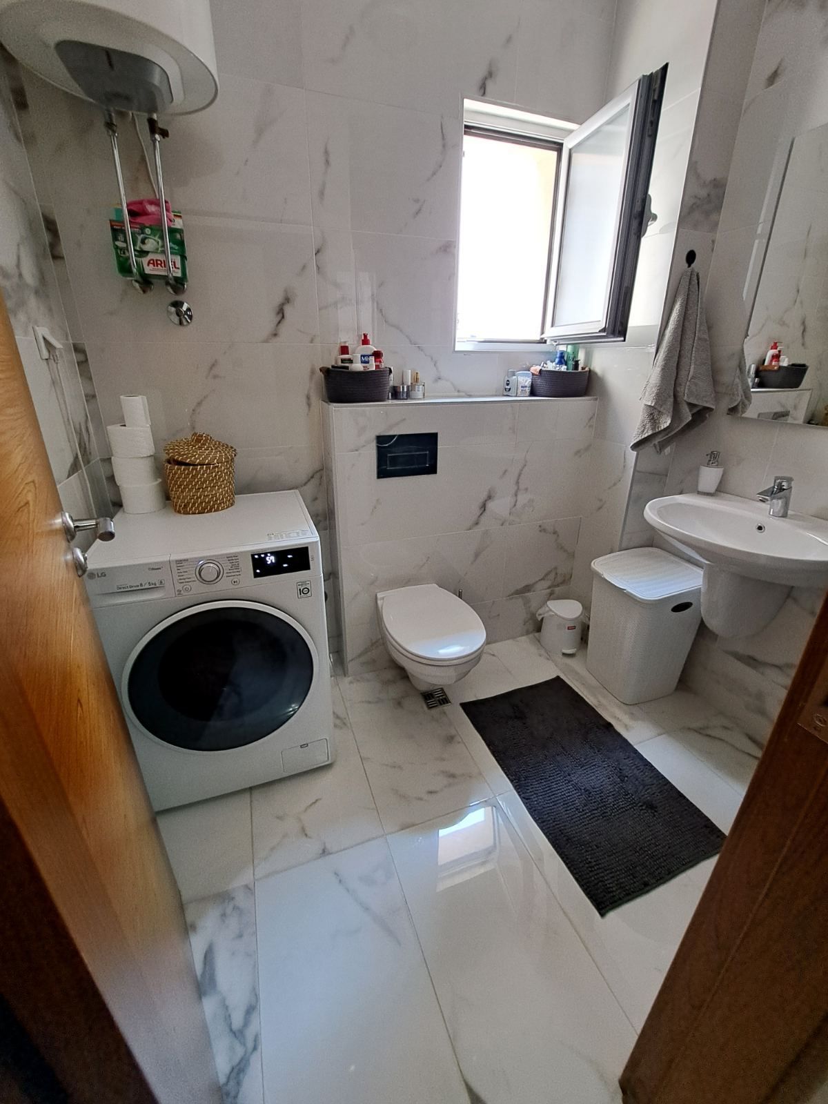 Prodaja – Moderan i prostran trosoban stan 85 m² sa privatnim parkingom, u centru Budve (Rozino, zgrada Okov) - Amfora Real Estate