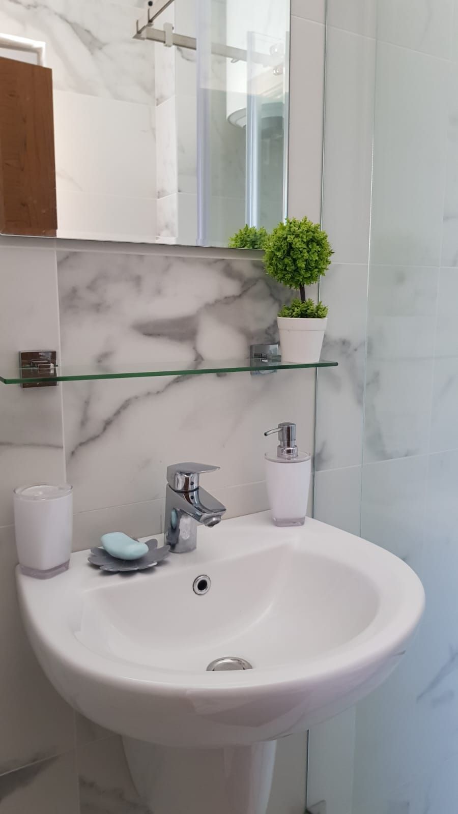 Prodaja – Moderan i prostran trosoban stan 85 m² sa privatnim parkingom, u centru Budve (Rozino, zgrada Okov) - Amfora Real Estate