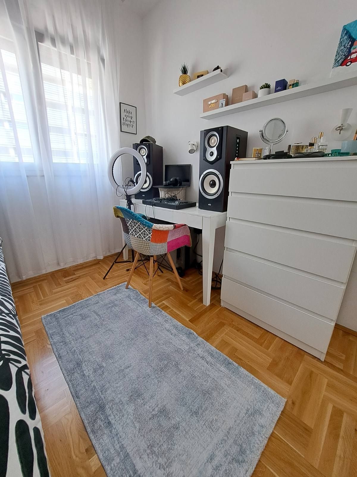 Prodaja – Moderan i prostran trosoban stan 85 m² sa privatnim parkingom, u centru Budve (Rozino, zgrada Okov) - Amfora Real Estate