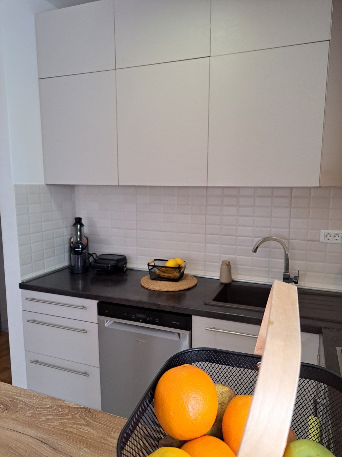 Prodaja – Moderan i prostran trosoban stan 85 m² sa privatnim parkingom, u centru Budve (Rozino, zgrada Okov) - Amfora Real Estate