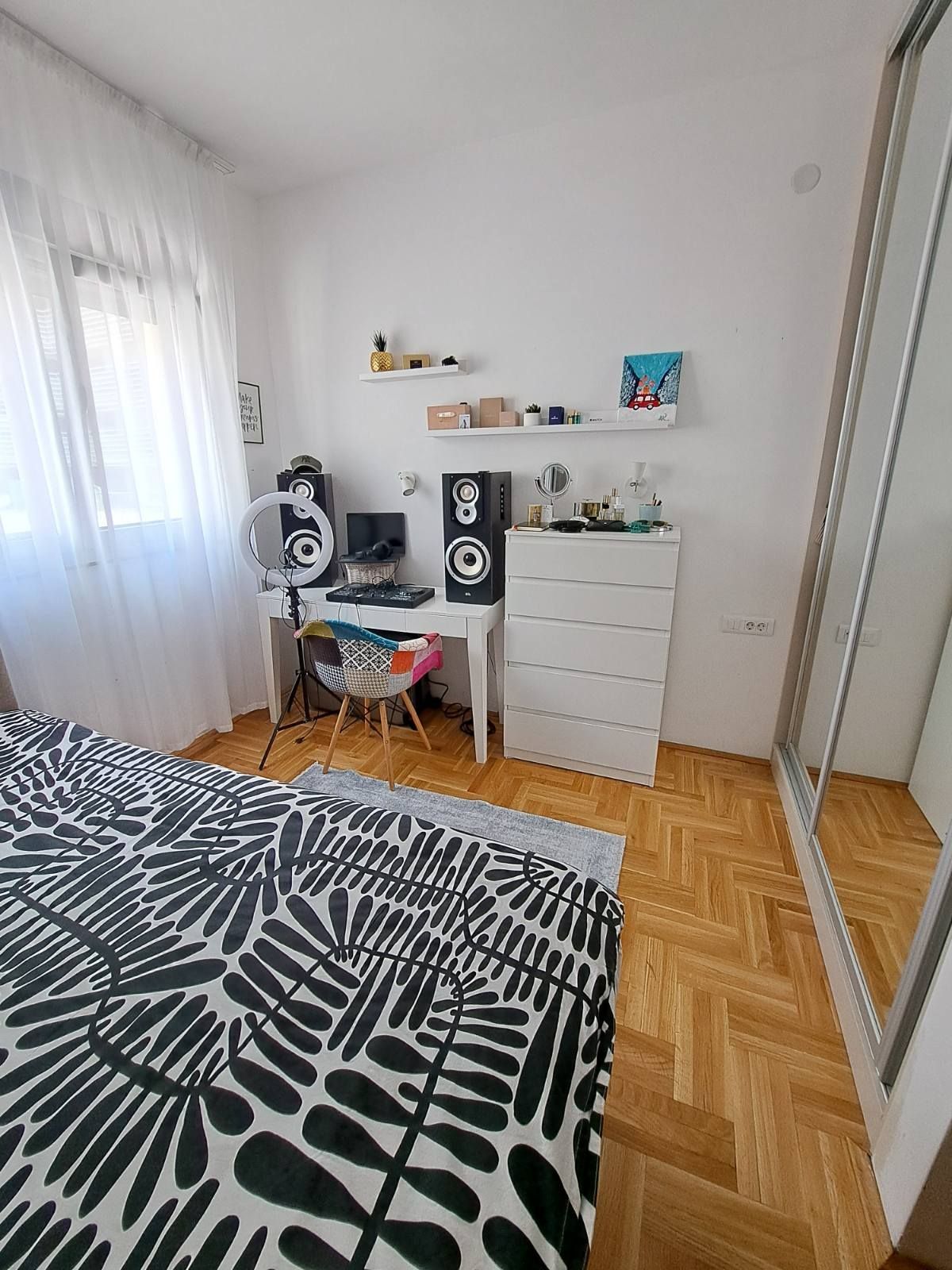 Prodaja – Moderan i prostran trosoban stan 85 m² sa privatnim parkingom, u centru Budve (Rozino, zgrada Okov) - Amfora Real Estate